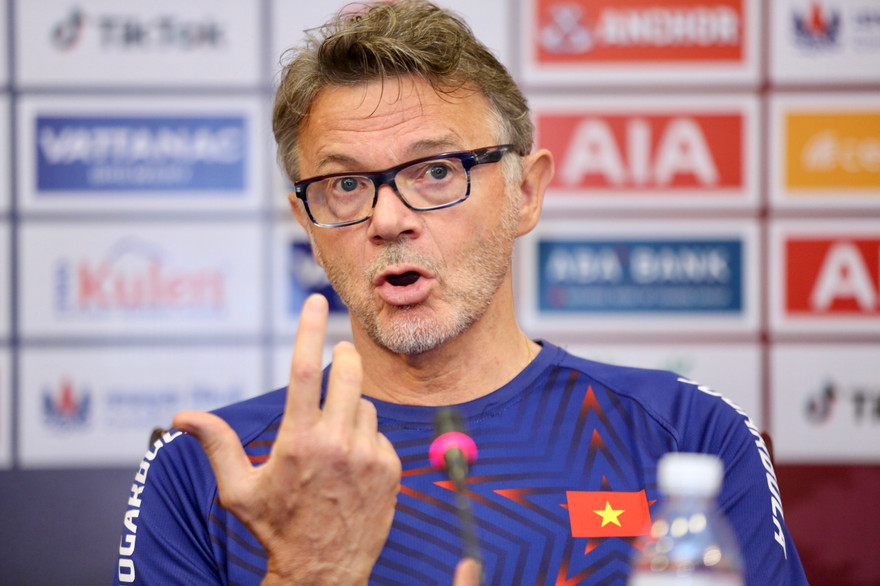 HLV Philippe Troussier cho biết đã gọi nhiều cầu thủ vào đội tuyển Việt Nam để đánh giá chính xác năng lực từng cá nhân. 
