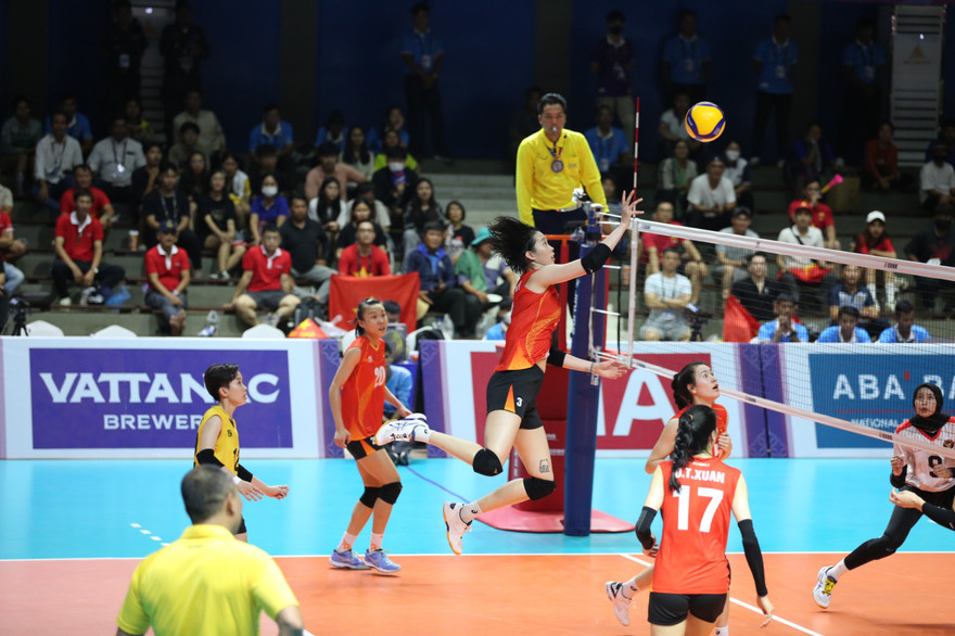 Thanh Thuý (số 3) với pha lên lưới ở trận thắng Indonesia tại bán kết (ảnh Tiểu Phùng)