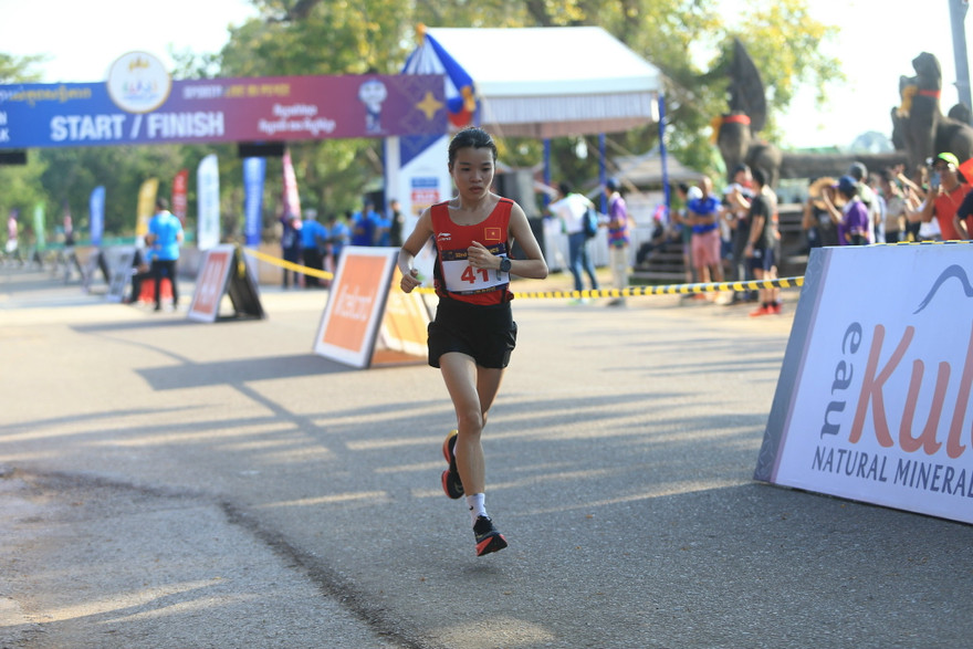 "Bé hạt tiêu" Lê Thị Tuyết giành HCB cự li khó marathon lần đầu tiên dự SEA Games (ảnh Trọng Hiếu)