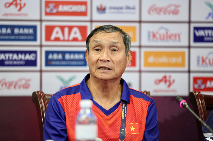 HLV Mai Đức Chung đánh giá cao Campuchia và khẳng định Việt Nam sẽ chơi tập trung (ảnh Hữu Phạm)