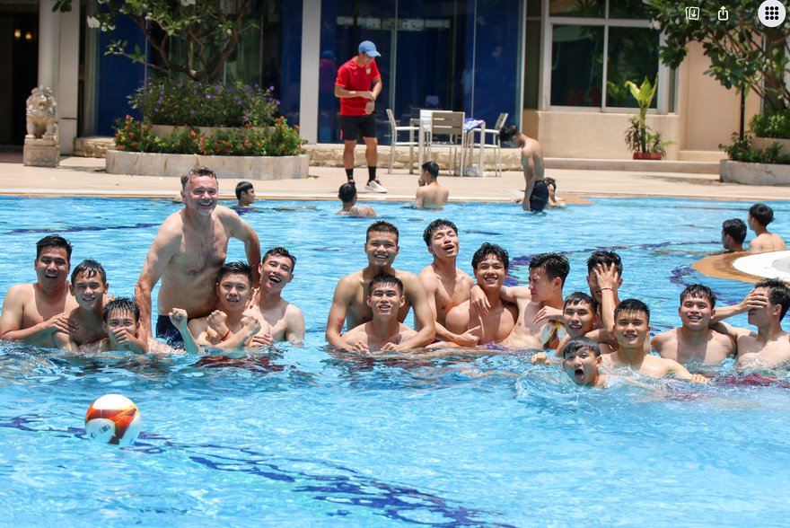 Giây phút bơi lội giải toả căng thẳng của thầy trò HLV Philippe Troussier (ảnh Anh Đoàn)