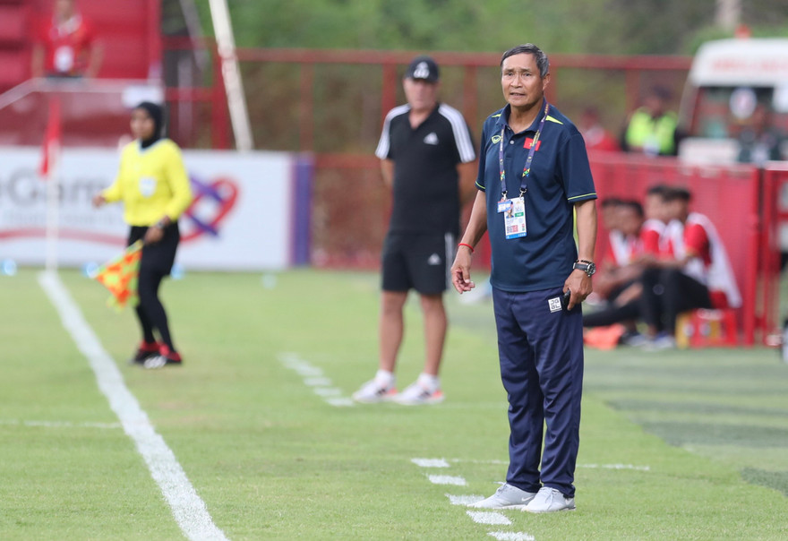 HLV Mai Đức Chung cho rằng đội tuyển nữ Việt Nam phòng ngự bóng bổng chưa tốt (ảnh Hữu Phạm)