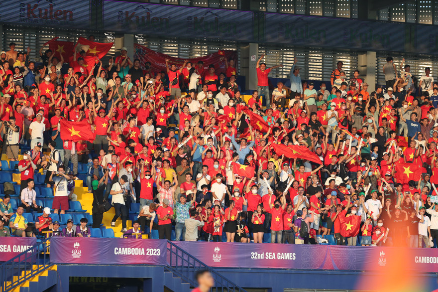 CĐV Việt Nam luôn cháy hết mình với đội tuyển bóng đá quốc gia. (Ảnh Hữu Phạm)