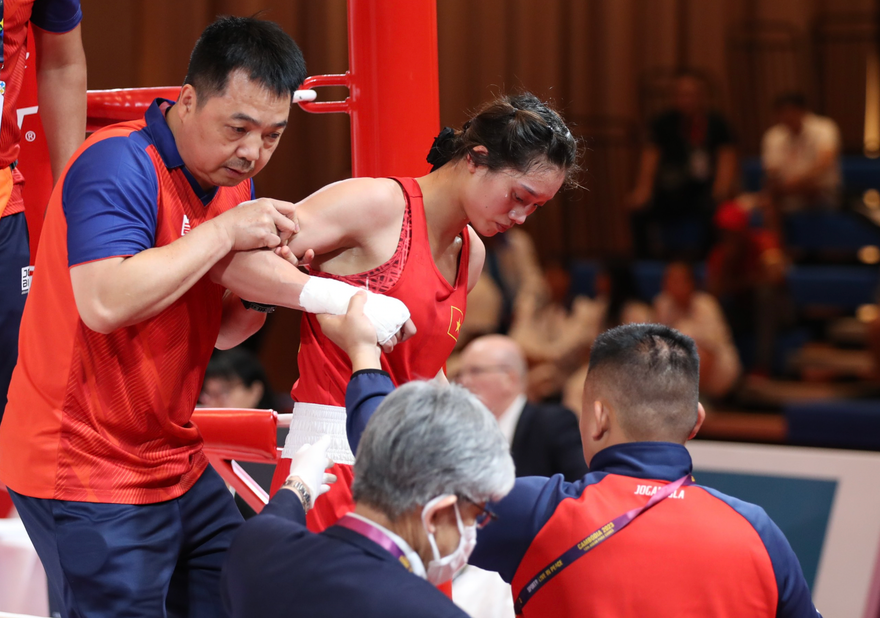 Nguyễn Thị Tâm bị xử thua kỹ thuật sau tình huống chấn thương ngoài ý muốn, không thể chơi tốt trước đối thủ (ảnh Văn Thoả)
