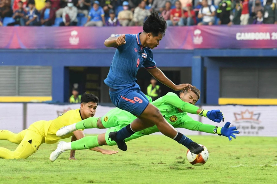 Malaysia (áo vàng) để thua Thái Lan 0-2 ở lượt trận thứ 2.