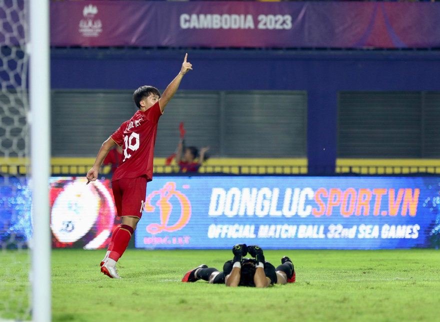 Quốc Việt ăn mừng bàn thắng vào lưới U22 Lào ở trận ra quân SEA Games 32 của U22 Việt Nam (ảnh Hữu Phạm)