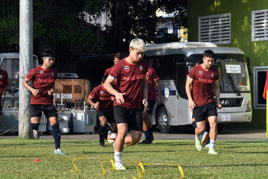 U22 Thái Lan rèn quân lúc sáng sớm, chuẩn bị cho cuộc đối đầu U22 Việt Nam. (ảnh Hữu Thái)