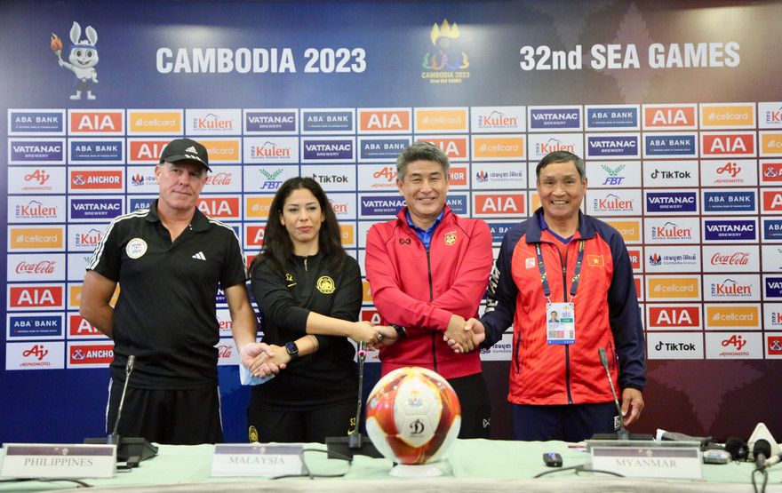 HLV Alen Stajcic (ngoài cùng bên trái) cho rằng Việt Nam và Thái Lan là hai đối thủ mạnh ở khu vực Đông Nam Á. (ảnh Hữu Phạm)