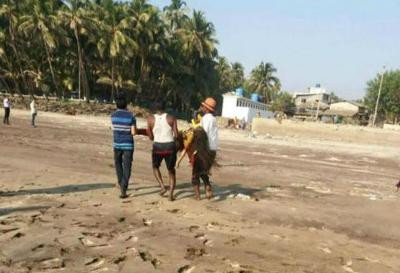 Một nạn nhân được người dân địa phương đưa lên bờ. 