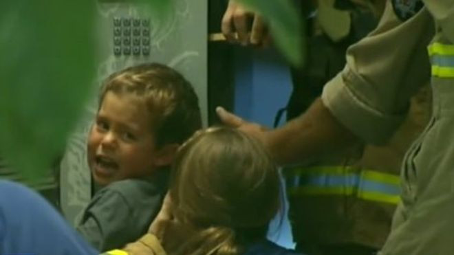 Cậu bé bị mắc kẹt tay trong chiếc máy suốt nhiều giờ. Ảnh: BBC