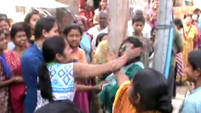 Đám đông tra tấn người phụ nữ bị cáo buộc phù thủy. Ảnh: SBS