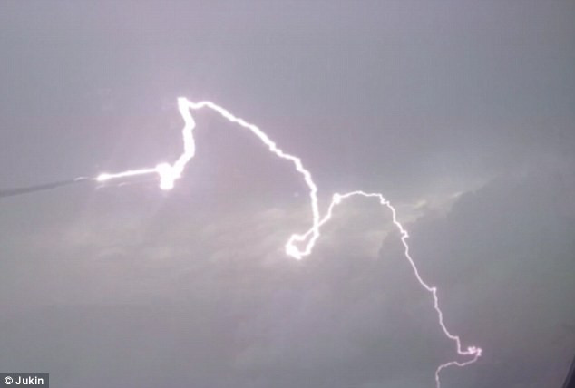 Khoảnh khắc tia sét đánh trúng phần cánh máy bay được hành khách ghi lại. Ảnh: Dailymail