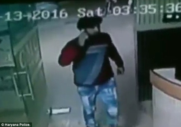 Người đàn ông trong camera giám sát được cho đã cưỡng hiếp nữ sản phụ. Ảnh: Dailymail