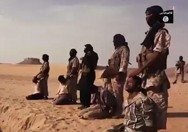 Một cảnh phiến quân IS hành quyết các tù nhân. 