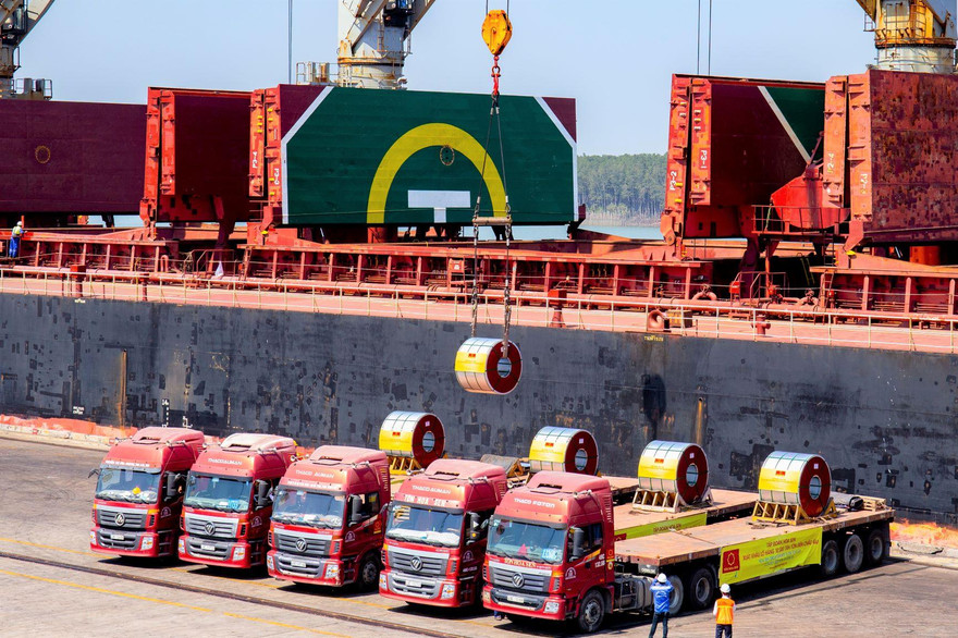 Thời gian gần đây, Tập đoàn Hoa Sen liên tục thiết lập những kỷ lục mới trong lĩnh vực xuất khẩu tôn mạ.