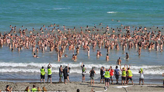 Ảnh: 745 người tắm khỏa thân lập kỉ lục thế giới