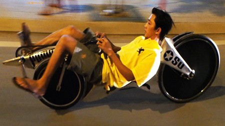 Teen Sài thành thích thú với xe đạp nằm 