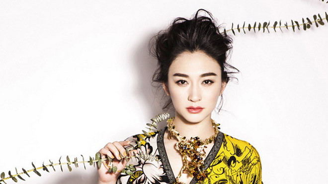 Lý Tiểu Diễm bừng sáng trên FashionWeekly