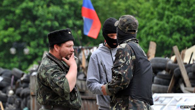 Phe ly khai ủng hộ Nga đứng bên ngoài một tòa nhà tại Donetsk