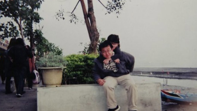 Hình ảnh người đàn ông và cô gái từng rất thân thiết 