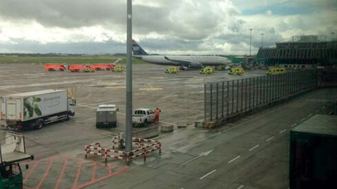 Xe cứu thương và cứu hỏa đợi sẵn ở sân bay trước khi máy bay cất cánh (Ảnh: Dailymail)