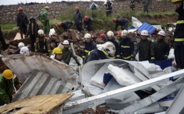 Lực lượng cứu hộ có mặt tại hiện trường (Ảnh: SCMP)