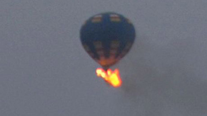 Quả khinh khí cầu bốc cháy (Ảnh: Guardian)