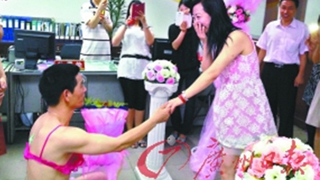 Mặc bikini, đi bộ 2km đến cầu hôn bạn gái