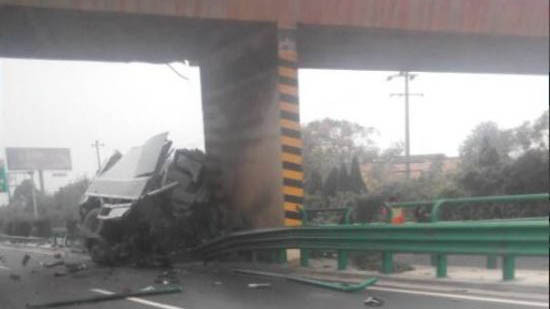 Chiếc xe bọc thép chở tiền rơi khỏi cầu