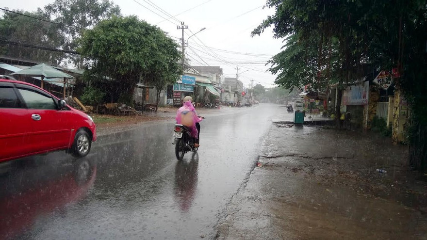 Mưa dông kèm theo lốc, sét, mưa đá có thể xuất hiện ở Tây Nguyên và các tỉnh từ Quảng Bình đến Phú Yên những ngày tới.