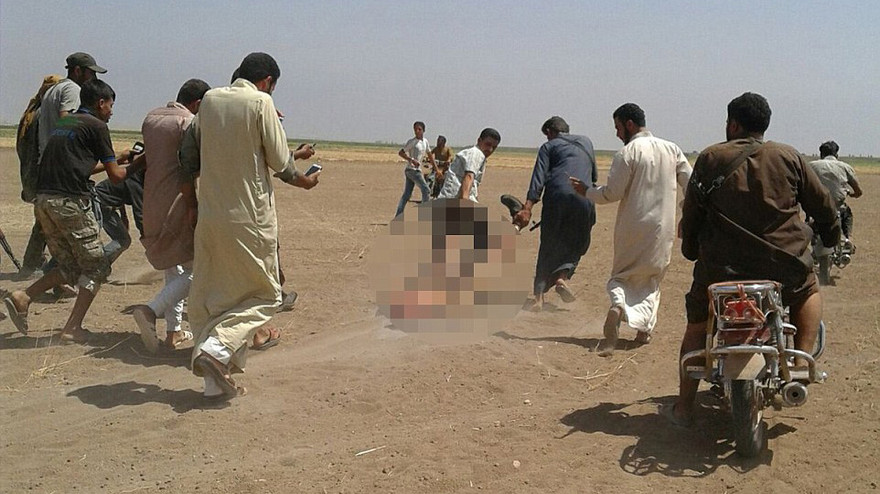 Thi thể được cho là quân nhân Nga bị kéo lê trên đường gần nơi chiếc Mi-8 bị bắn hạ hôm 1/8