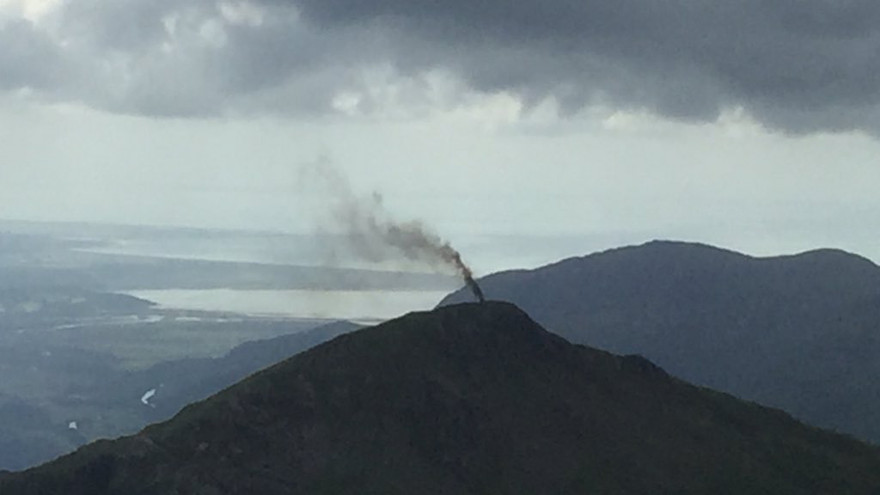 Chiếc trực thăng bốc cháy nhìn từ xa