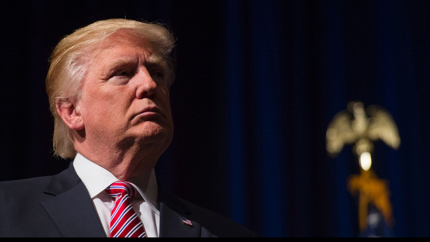 Ông Donald Trump tại khán phòng của trường trung học Briar Woods ở Ashburn, bang Virginia hôm 2/8.