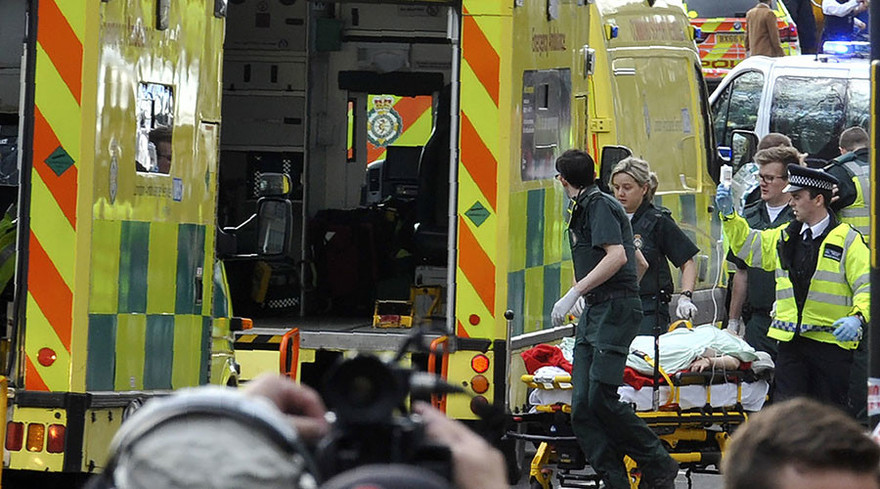 Xe cứu thương đưa nạn nhân vụ khủng bố tòa Quốc hội hôm 22/3 tới bệnh viện