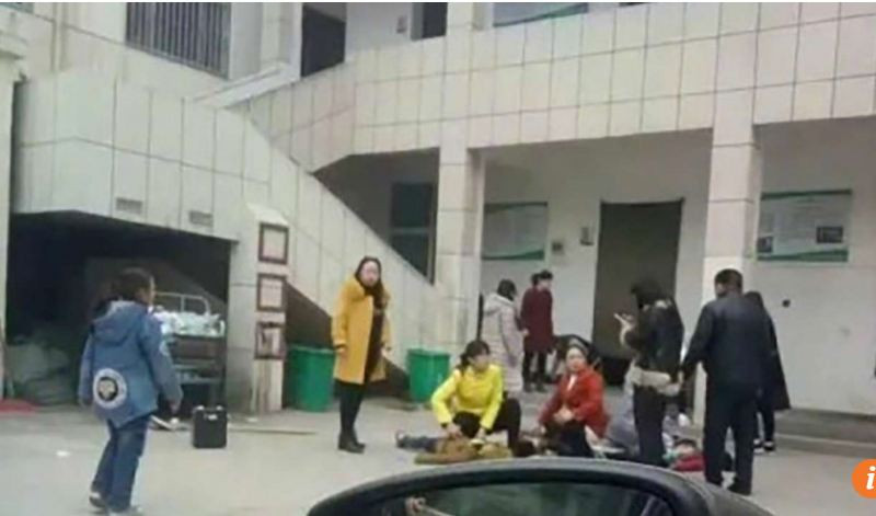 Các em học sinh bị thương được đưa ra khỏi đống đổ nát.