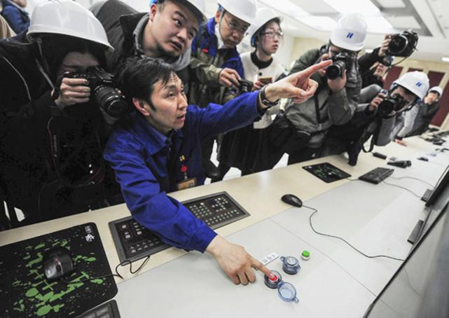 Giám sát viên Liu Yong của Tập đoàn Hoa Năng hoàn thành những thao tác cuối cùng đóng cửa nhà máy nhiệt điện than ở Bắc Kinh hôm 18/3.