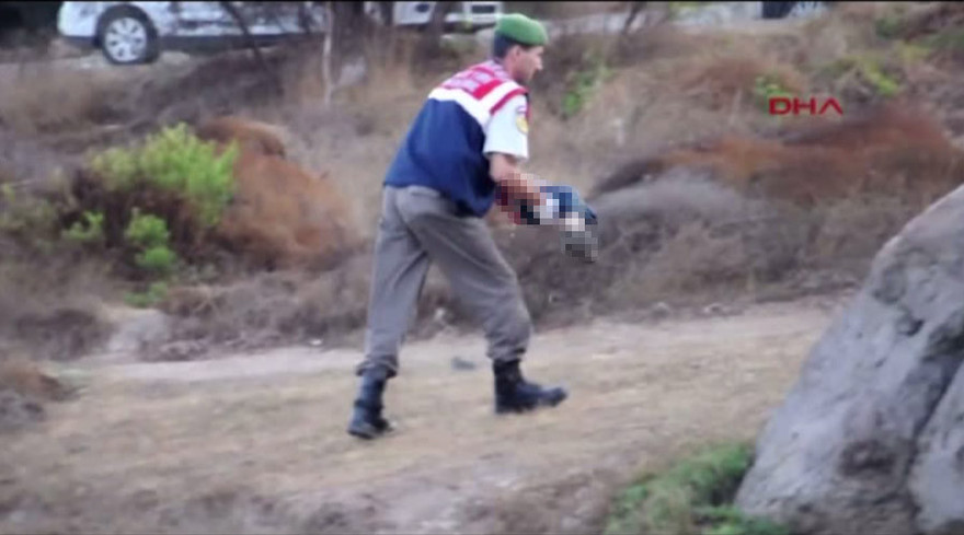 Hình ảnh nhân viên cứu hộ bế thi thể bé trai tị nạn ở Thô Nhĩ Kỳ gây chấn động