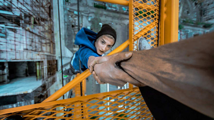 Oleg Sherstyachenko treo mình tại một cao ốc ở Yekaterinburg.