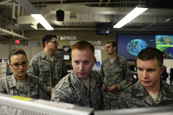 Nhân viên làm việc tại Trung tâm Hoạt động Không gian Kết hợp. 