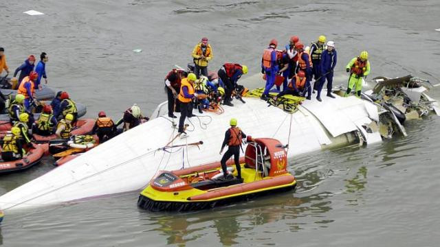 Lực lượng cứu hộ tại hiện trường vụ rơi máy bay