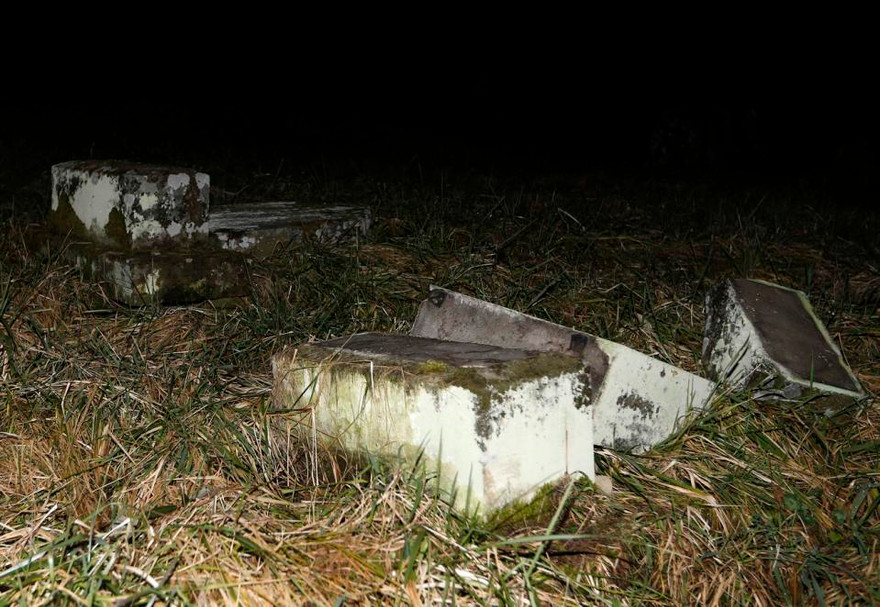 Một số bia mộ bị xô đổ