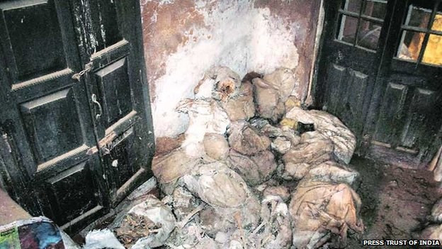 Các bao tải đựng thi thể được phát hiện ở đồn cảnh sát Unnao.