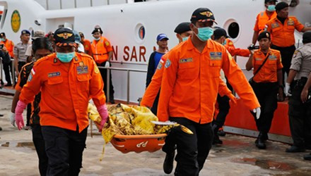 Thi thể các nạn nhân được đưa lên bờ