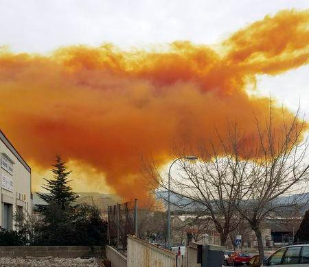 Khí độc phủ kín bầu trời sau vụ nổ nhà máy hóa chất