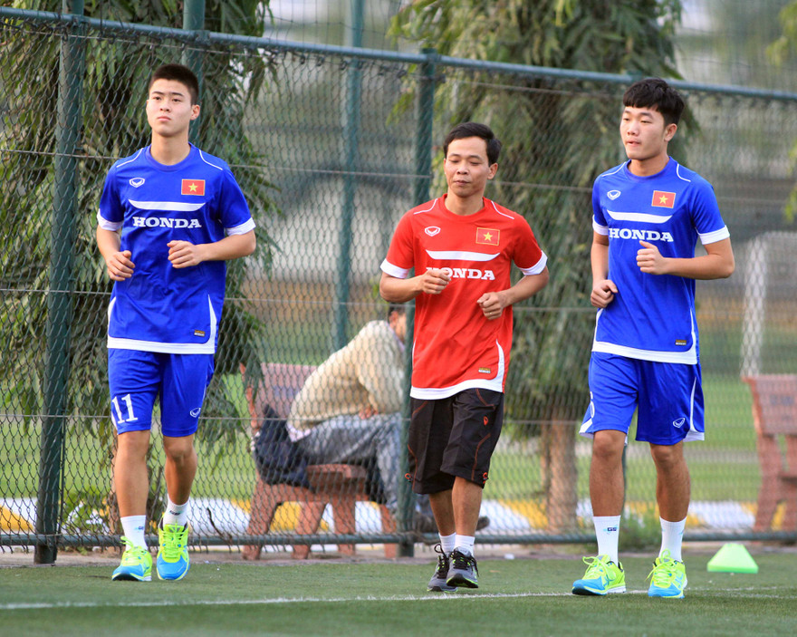 Xuân Trường (phải) trong buổi tập của tuyển Olympic Việt Nam