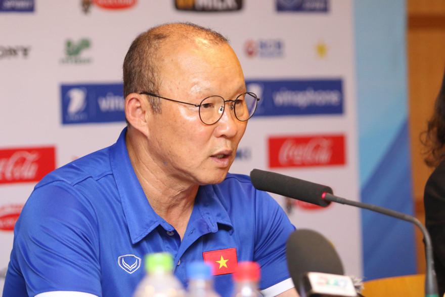 HLV Park Hang Seo gây bất ngờ khi loại thủ môn Đặng Văn Lâm khỏi danh sách dự Asiad 2018.