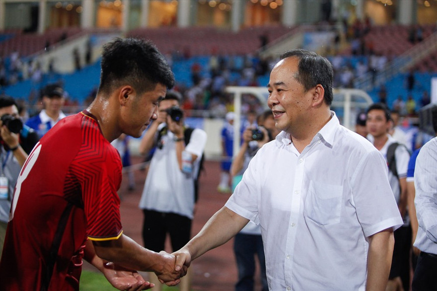 Thứ trưởng Lê Khánh Hải (phải) là ứng viên duy nhất ghế Chủ tịch VFF nhiệm kỳ 8.