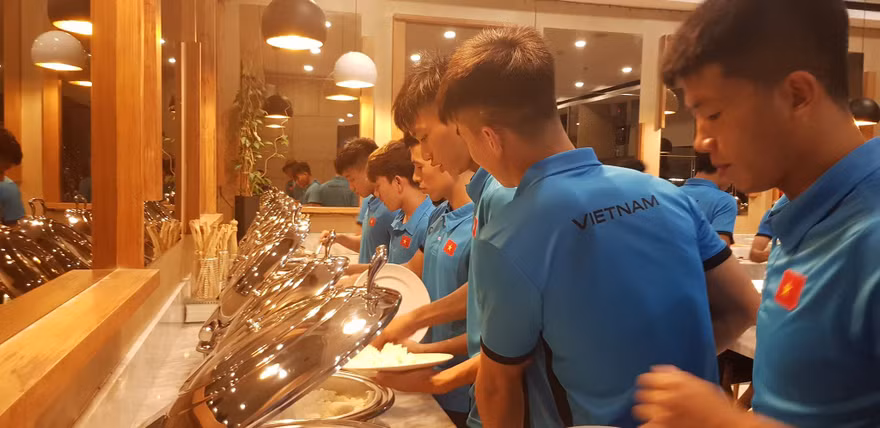 Olympic Việt Nam ăn tối tại khách sạn Harper Lippo Cikarang, Tây Java.(ảnh Nhật Đoành)