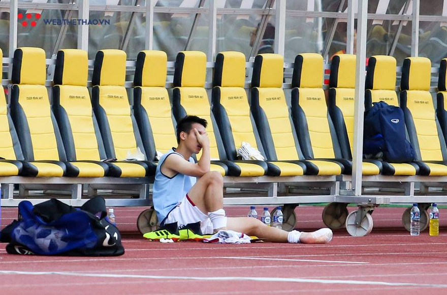 Đỗ Hùng Dũng sẽ không thể tiếp tục thi đấu ở Asiad 2018 vì chấn thương gãy ngón chân cái ở trận đấu với Nhật Bản.