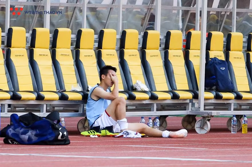 Đỗ Hùng Dũng sẽ không thể tiếp tục thi đấu ở Asiad 2018 vì chấn thương gãy ngón chân cái ở trận đấu với Nhật Bản.